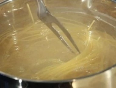 Ένα έξυπνο κόλπο για να μην ξεχειλίζει το βραστό νερό από την κατσαρόλα